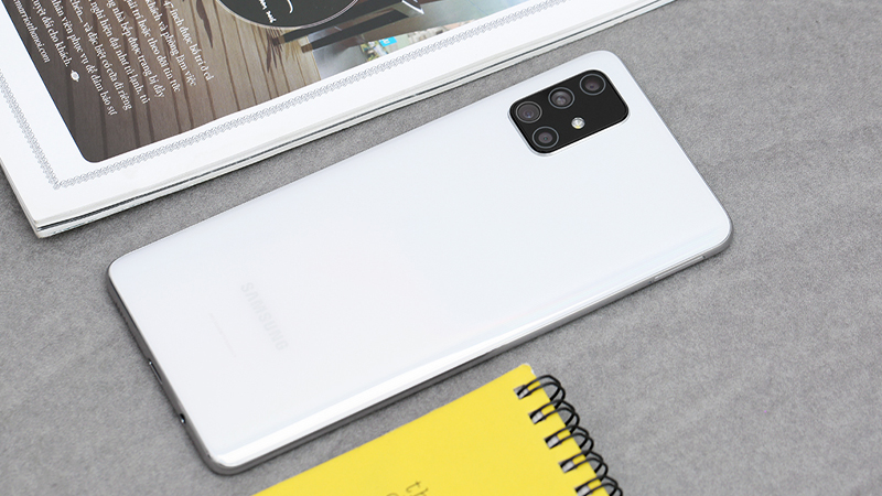 Cả 2 dòng máy có khung và mặt lưng làm từ nhựa